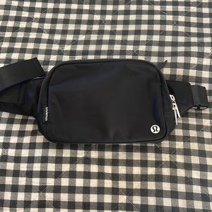 Lululemon 2L belt bag
